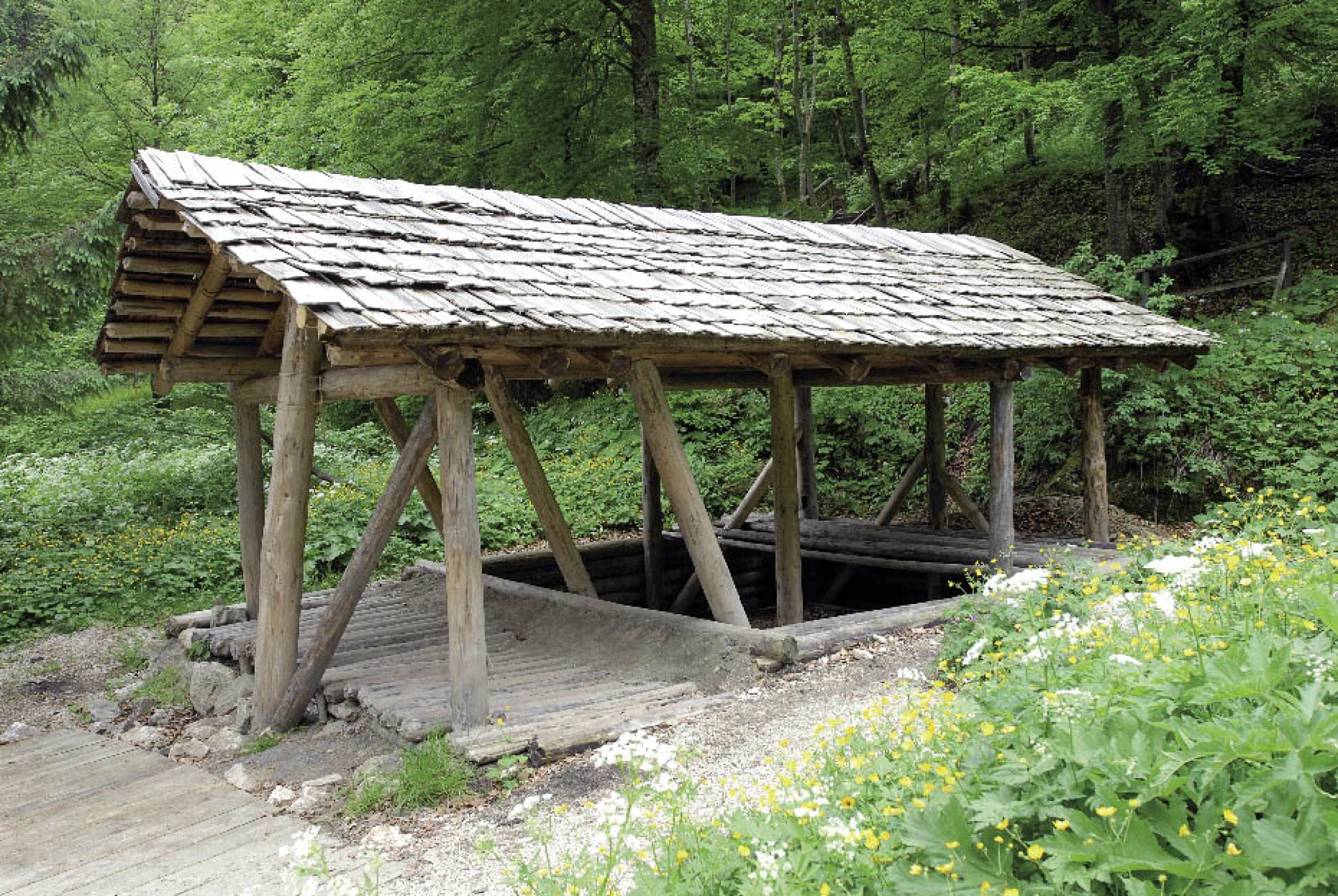 : Nachbau eines bronzezeitlichen Surbeckens. (Bild: A. W. Rausch - NHM)