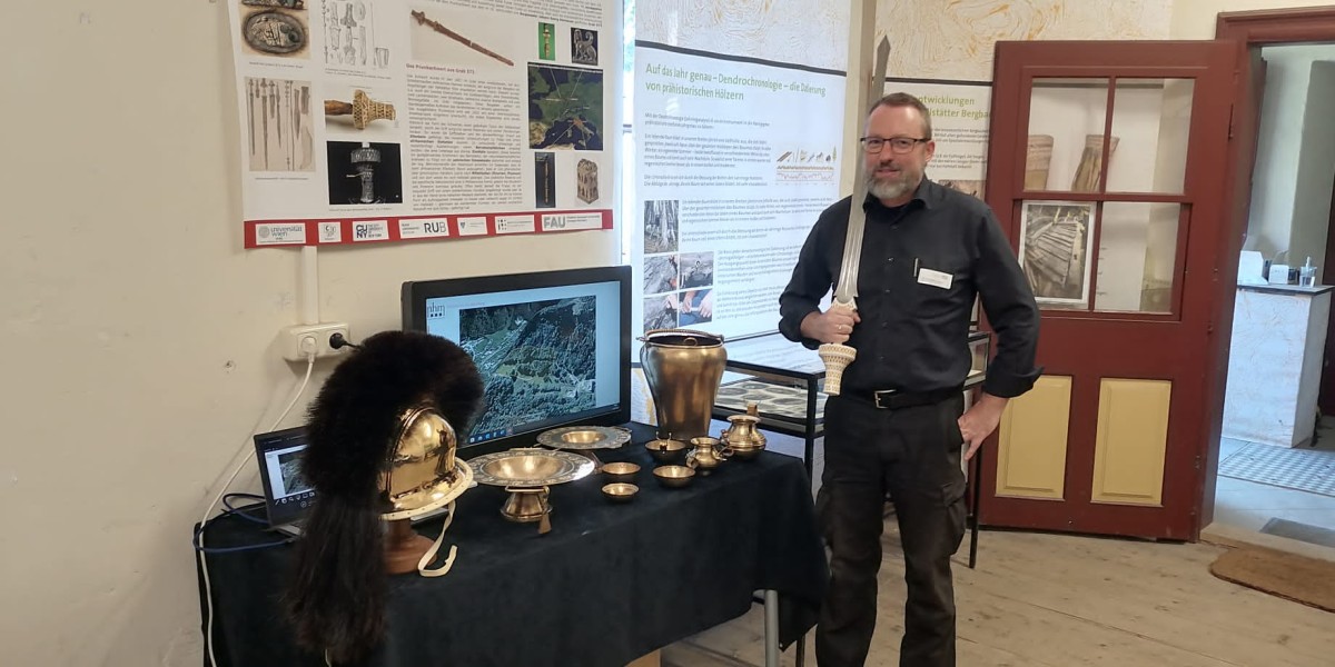 : Georg Tiefengraber präsentiert stolz das rekonstruierte Prunkschwert eines wohl mächtigen Kriegers ©NHM Wien, Karina Grömer