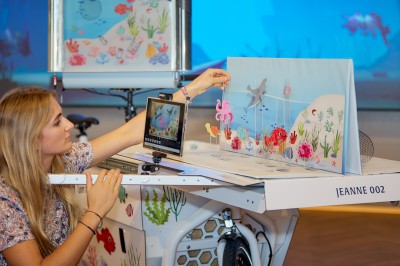 : Using the stage and props all brought in the bike, the students create their own stop-motion movie on marine ecosystem conservation.
© Christina Häusler