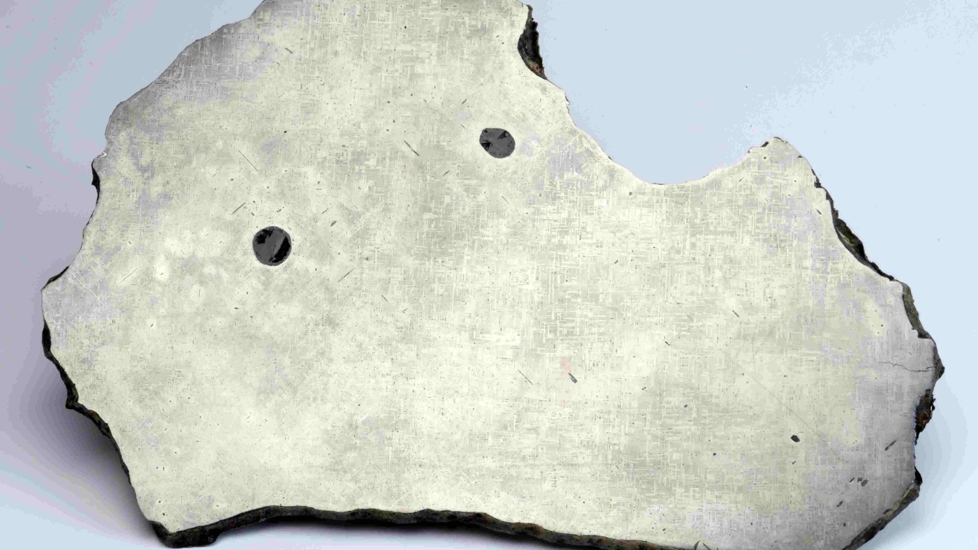 : Gibeon iron meteorite with Widmannstätten pattern (Namaqualand region, Namibia), 4.56 billion years old (width: 50 cm). Originates from the metal core of a minor planet. The inner core of the Earth is believed to contain similar structures.
© NHM Vienna, Alice Schumacher
© NHM Wien, Alice Schumacher