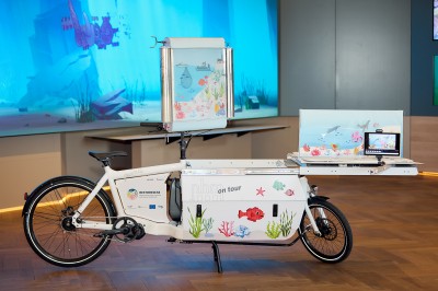 : The bike contains a screen and a stage that fold out and teach about underwater forests.
© Christina Häusler