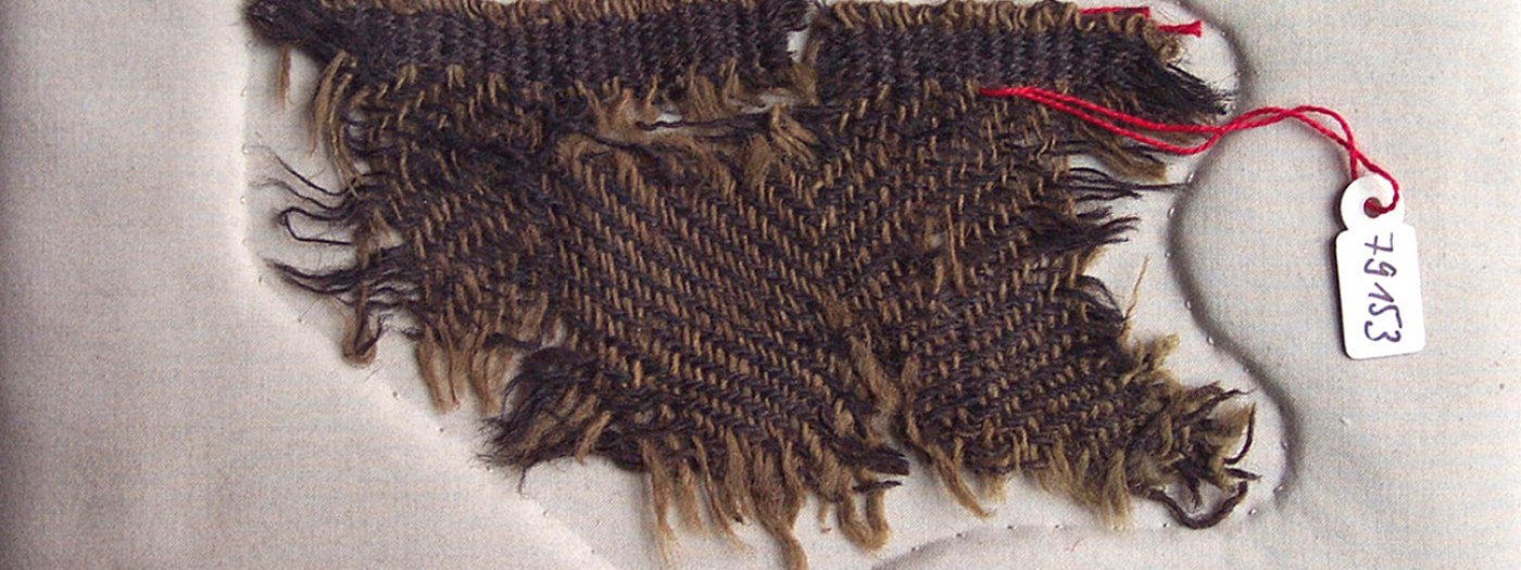 : Neues Lagerungskonzept für die Hallstatttextilien im NHM: Tableau mit genähter Aussparung. (Bild: NHM Wien, nach Gengler 2005)