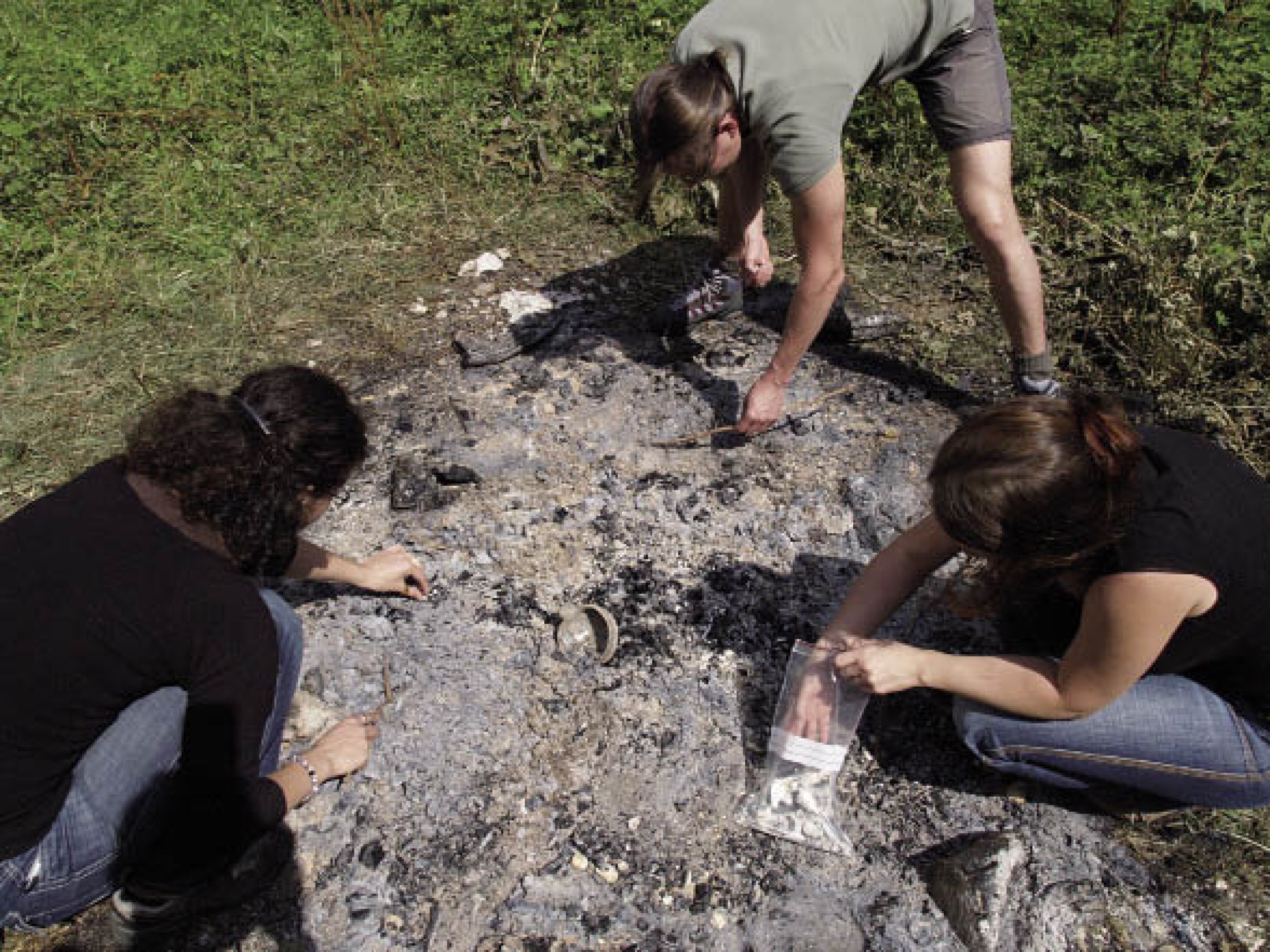 : Etwa die Hälfte der im Gräberfeld aufgefundenen Bestattungen sind Brandbestattungen. Daher werden seit mehreren Jahren Scheiterhaufenversuche durchgeführt. Sie dienen der Gewinnung von Basisdaten zu Holzverbrauch, Brenntemperatur etc. (Bild: A. W. Rausch - NHM Wien)