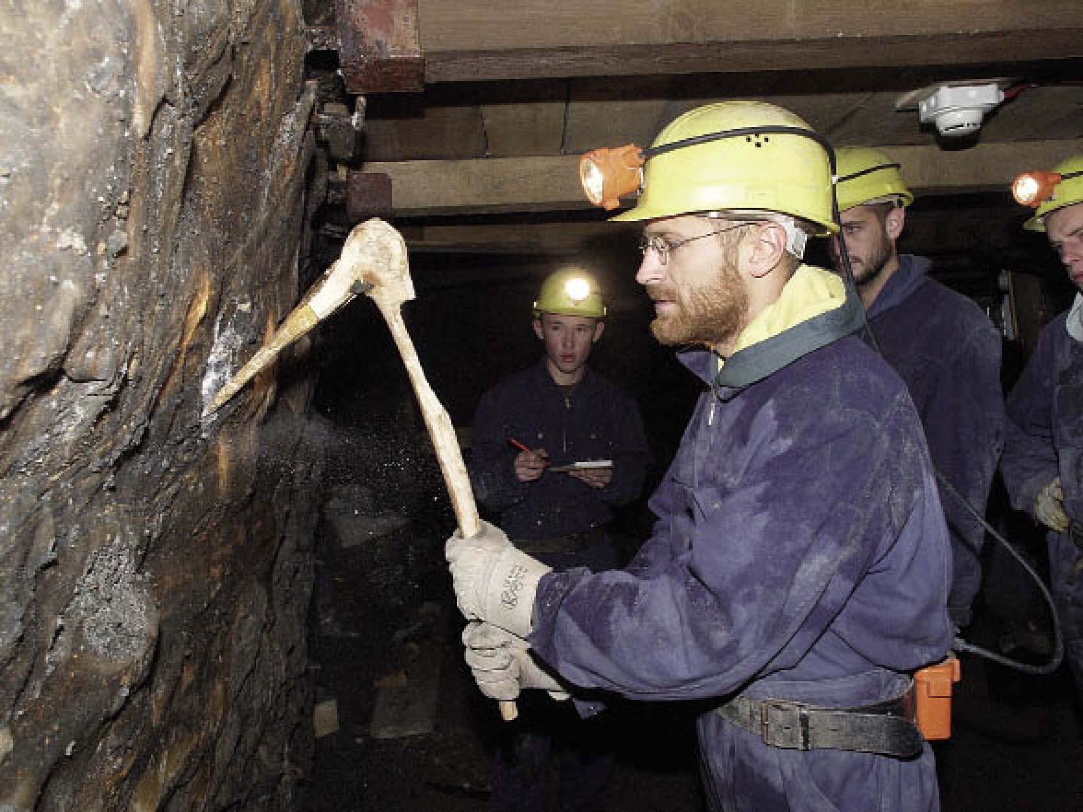 : Rekonstruierter hallstattzeitlicher Bronzepickel im Einsatz. Durch diesen Bewegungsablauf werden spezielle Muskelgruppen, hauptsächlich im Schulterbereich, beansprucht. (Foto: H. Reschreiter - NHM Wien)