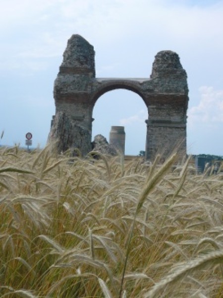 Das Heidentor, eines der wichtigsten Wahrzeichen der Region, wurde von Kaiser Constantius II erbaut(351-361 n.Chr.)